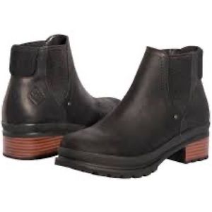 ISO Muck Boots Liberty Chelsea boots in black size 7